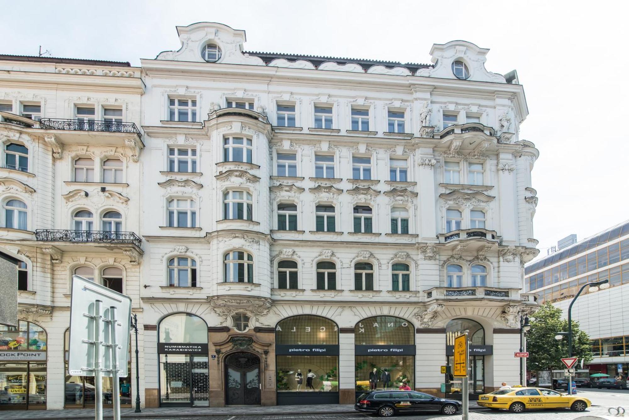 Spacious Two-bedroom In Old Town Apartment
