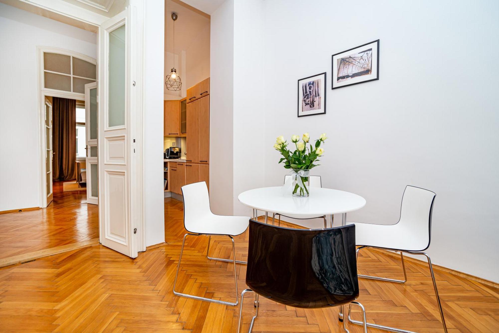 Spacious Two-bedroom In Old Town Prag