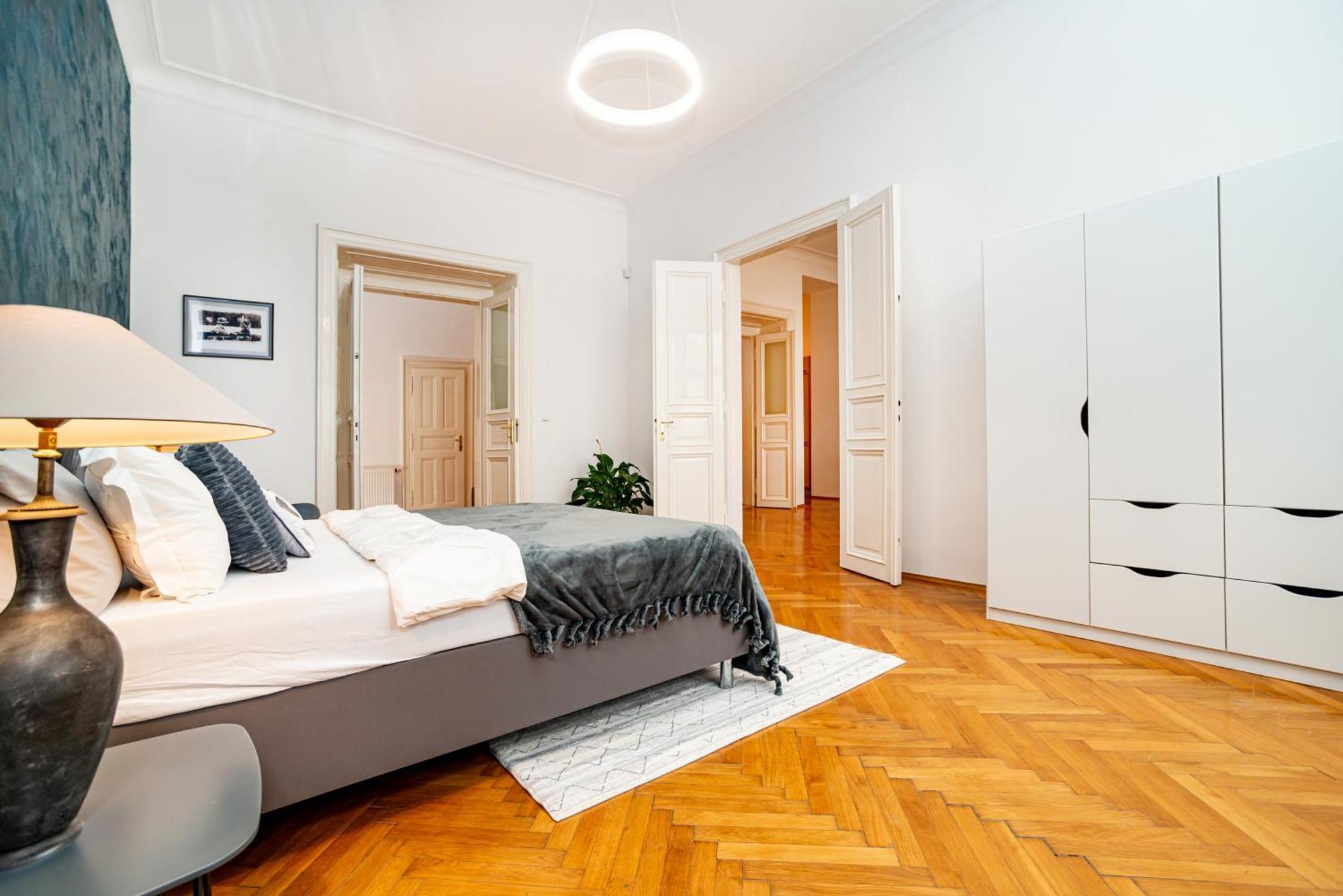 Apartment Spacious Two-bedroom In Old Town