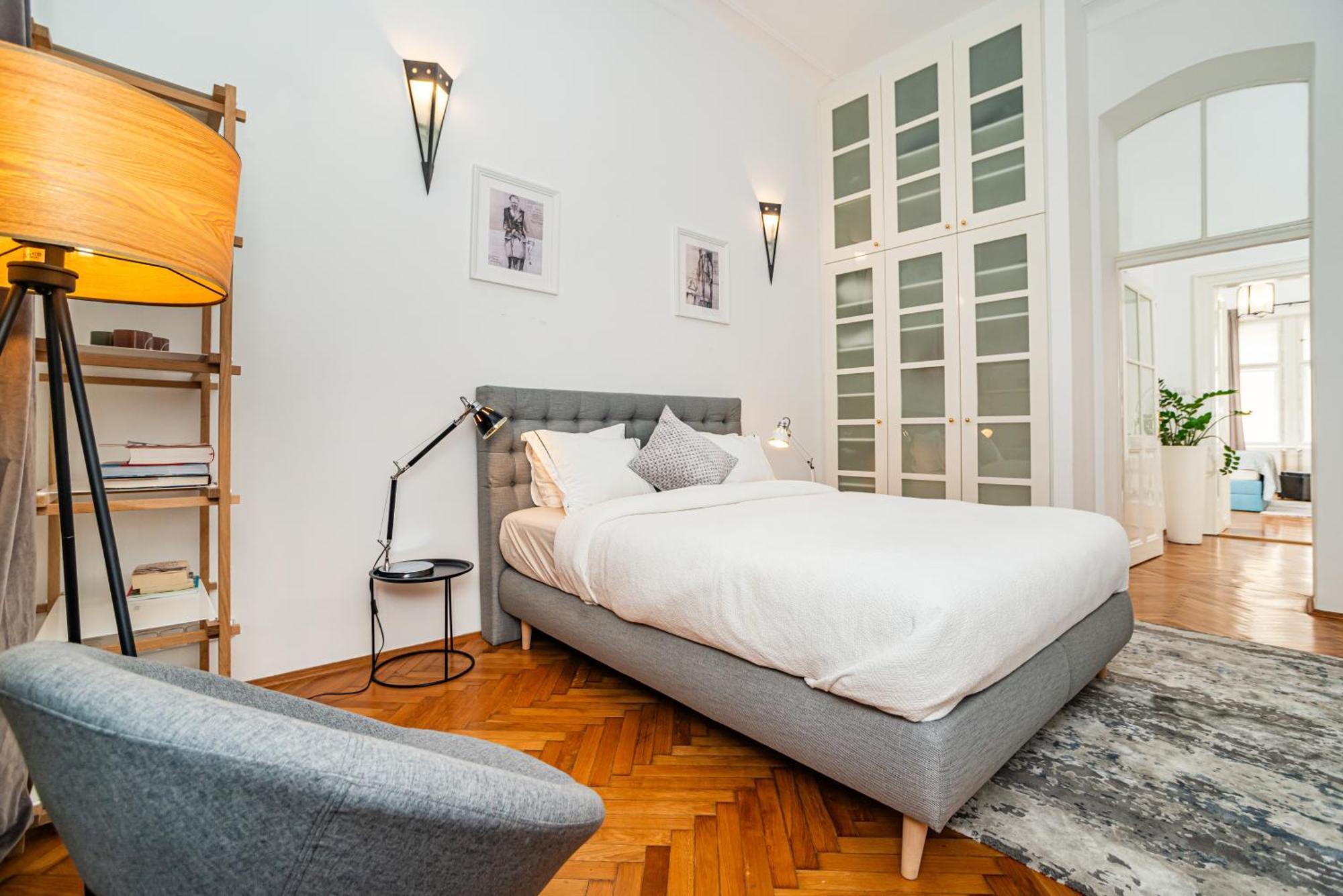 Spacious Two-bedroom In Old Town Apartment