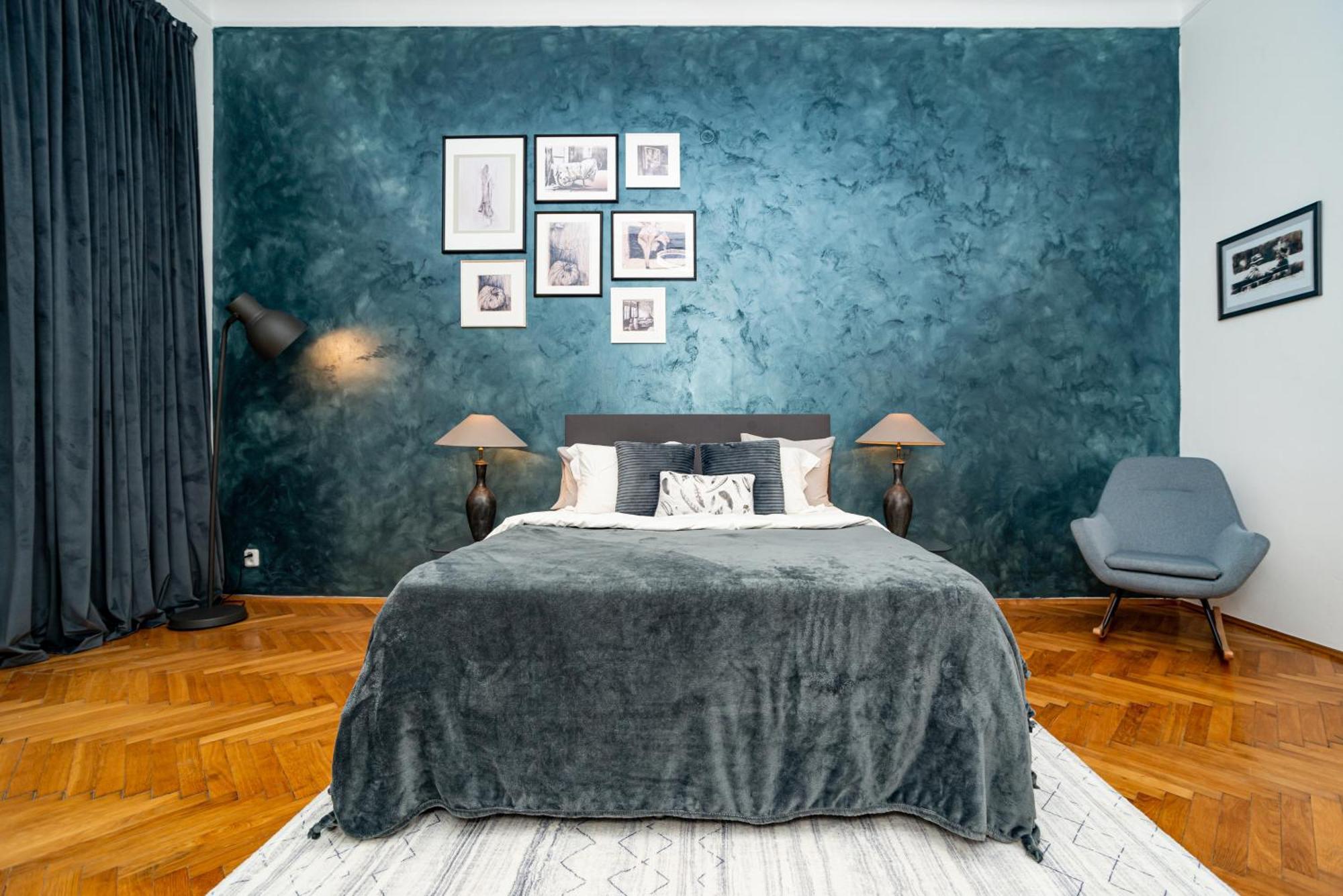 Spacious Two-bedroom In Old Town Apartment