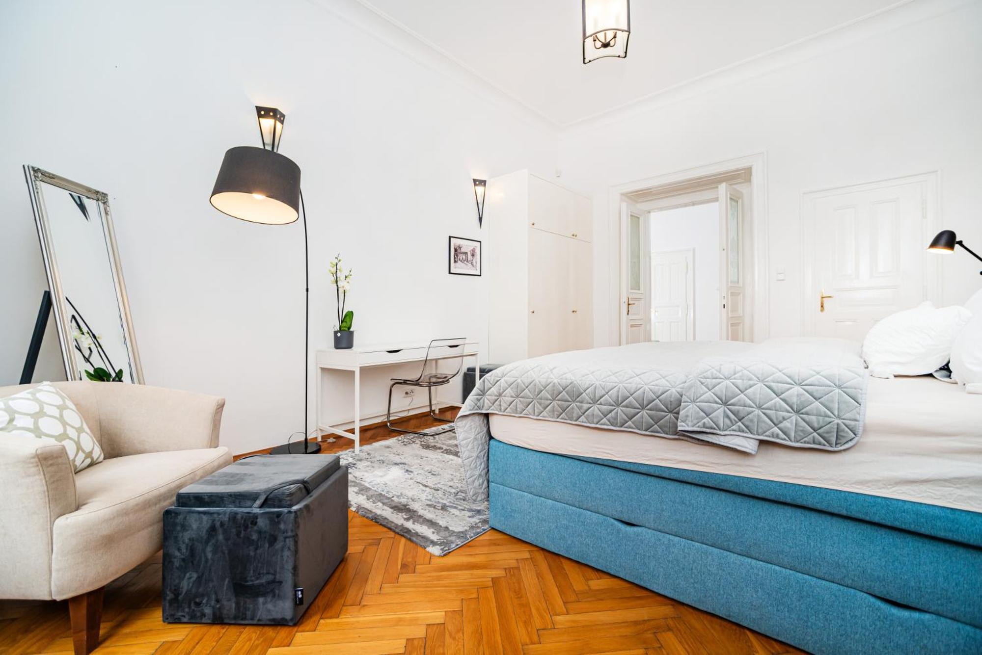 Spacious Two-bedroom In Old Town Apartment *