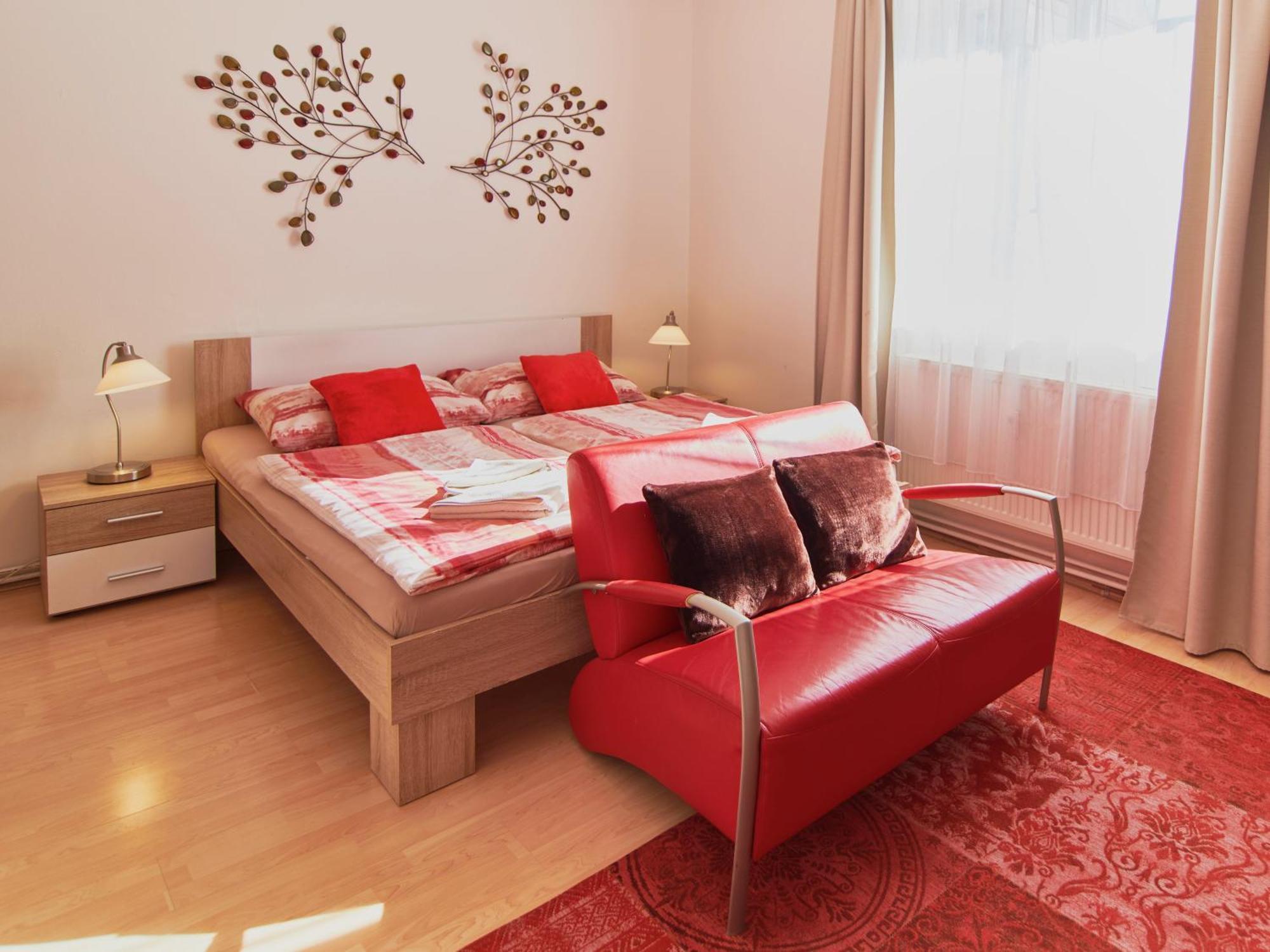 Cozy With Terrace Near Castle Apartment