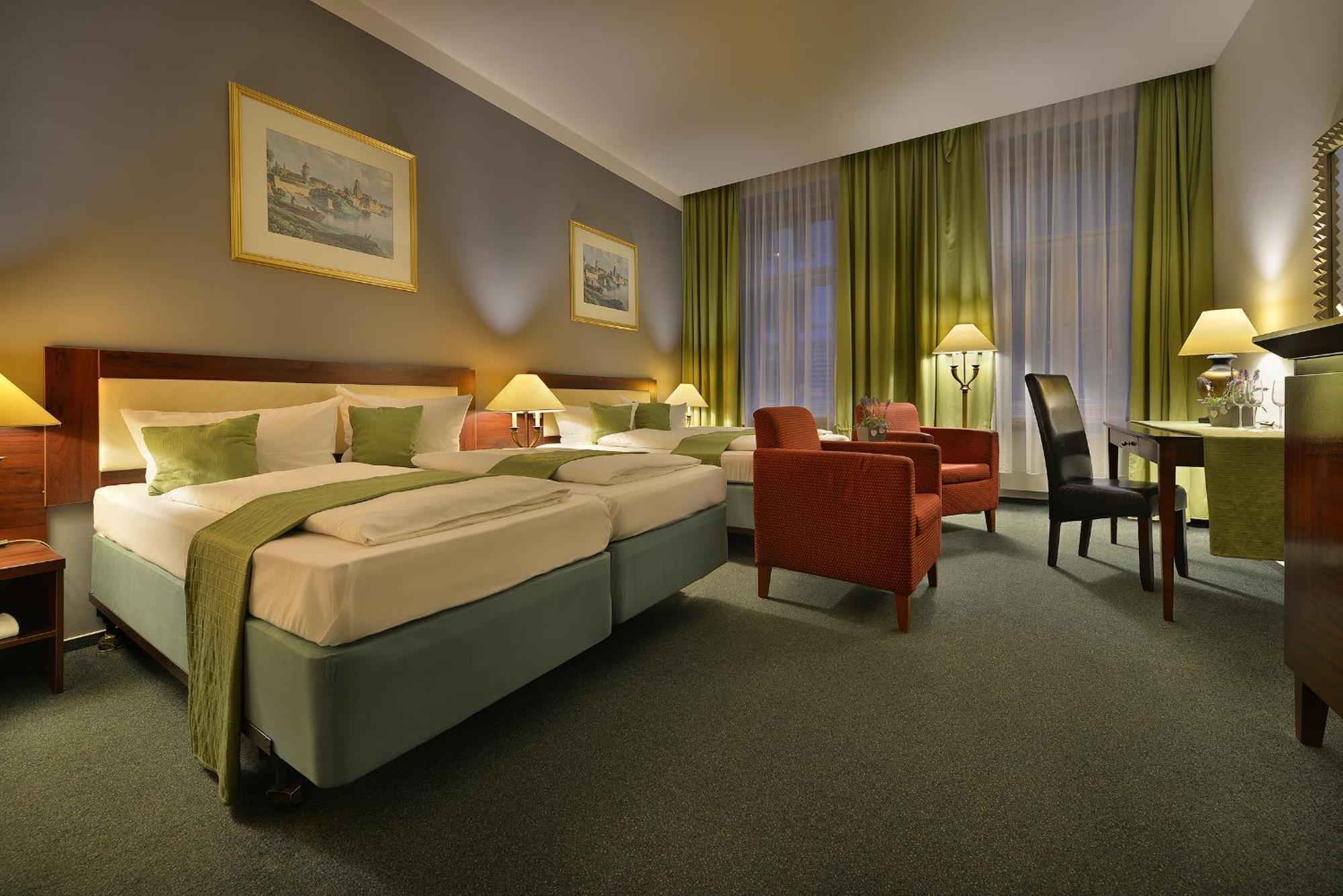 Season Hotel 4*