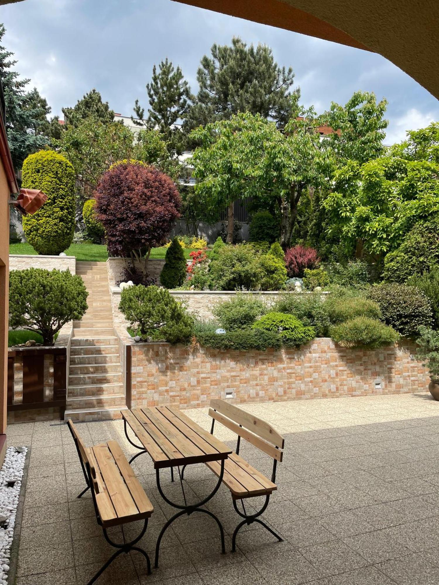 - Wellness, Pool, Jacuzzi, Sauna, Garden, Terraces * Prag