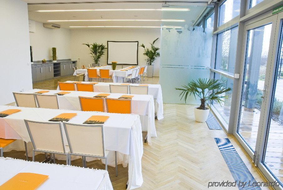 Holiday Airport By Ihg 4*