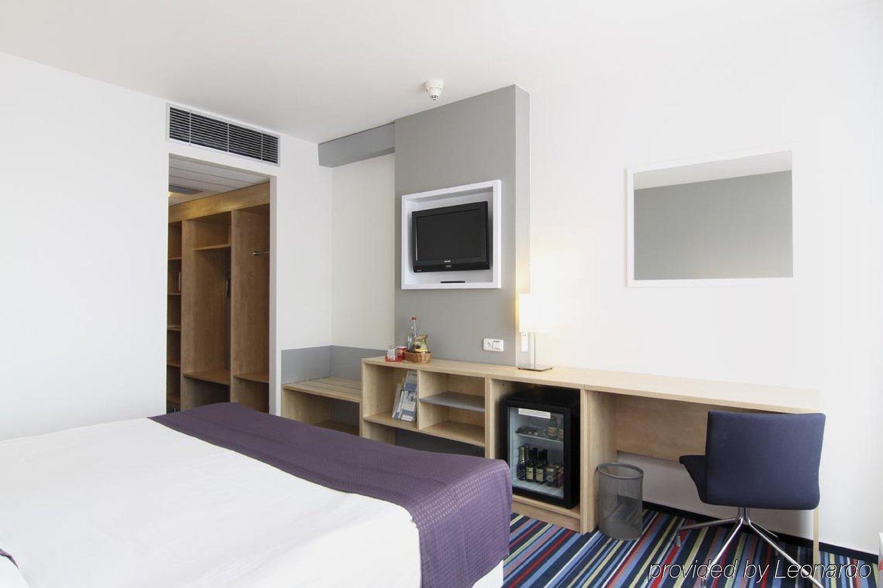 Holiday Airport By Ihg