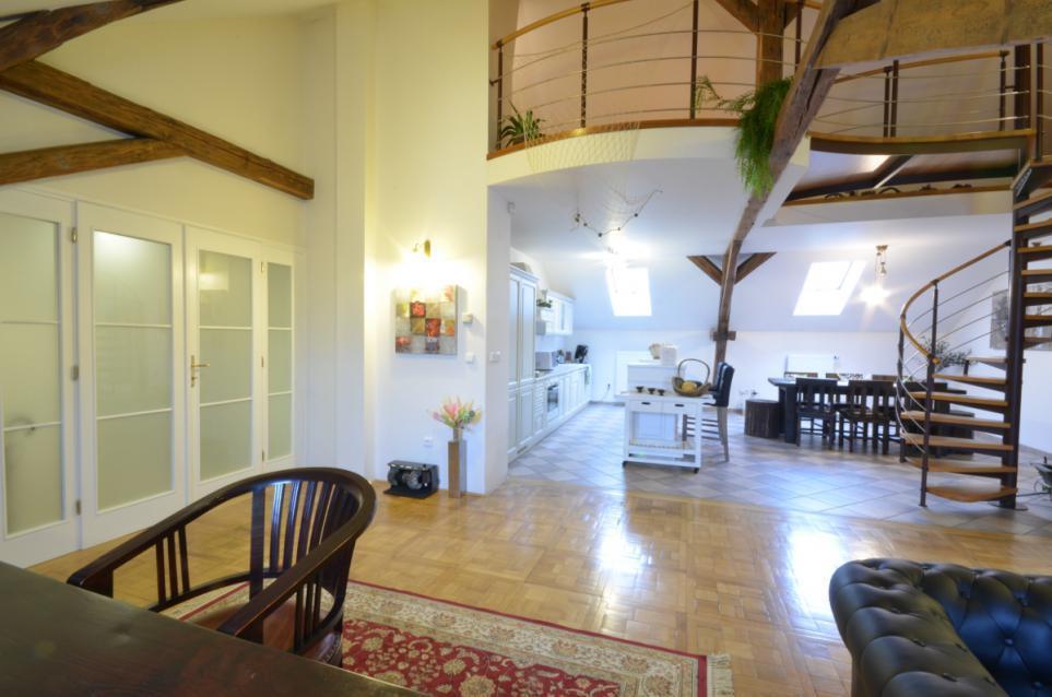 Lägenhet Attic Hastalska