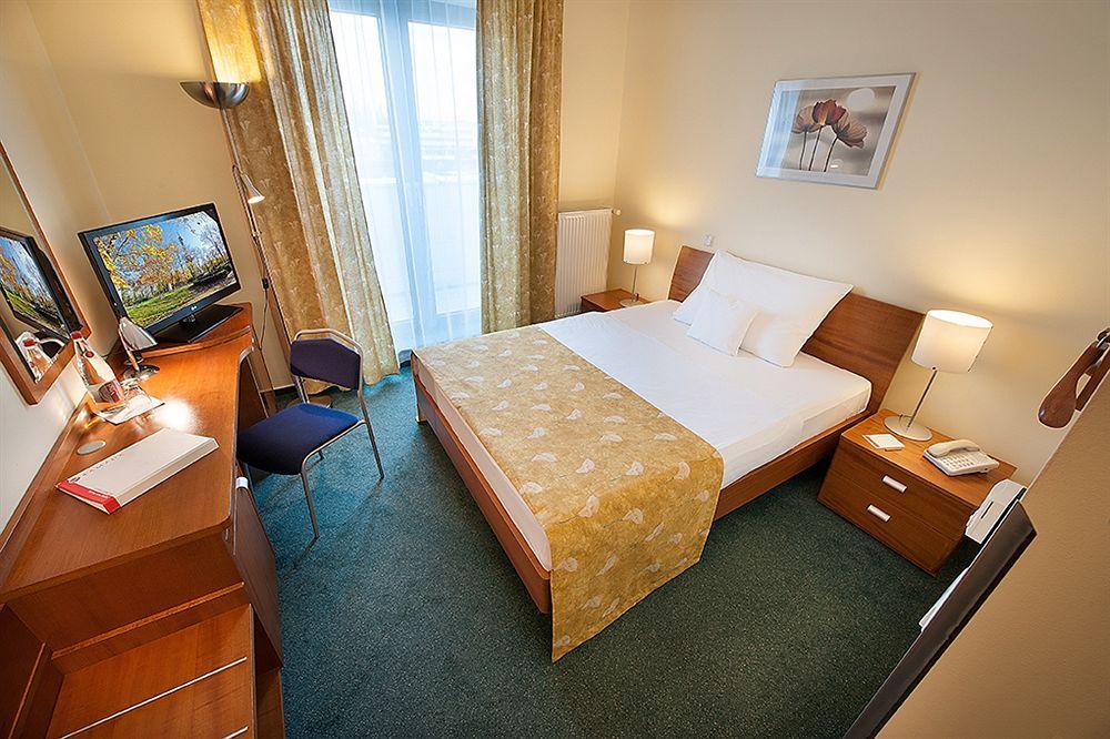 Ramada Airport 4* Prague