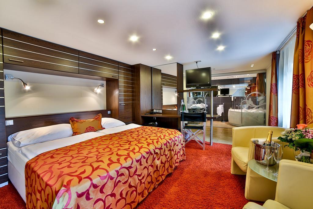 Bådhotel Rohan Boat 3*