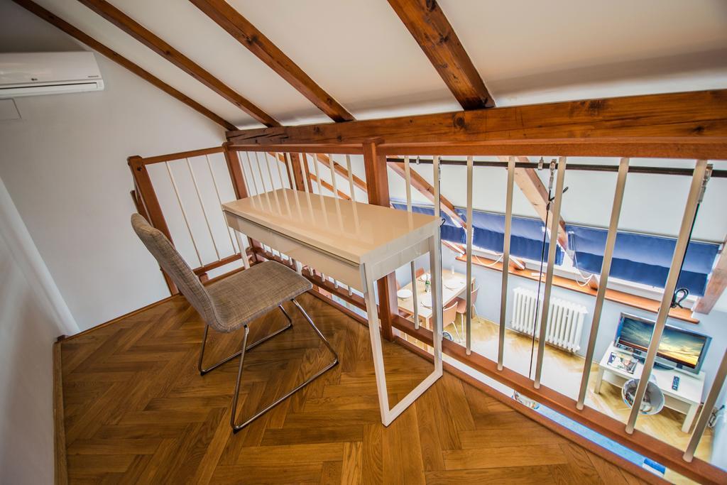 Ruterra Red Roofs View With Garage Prag