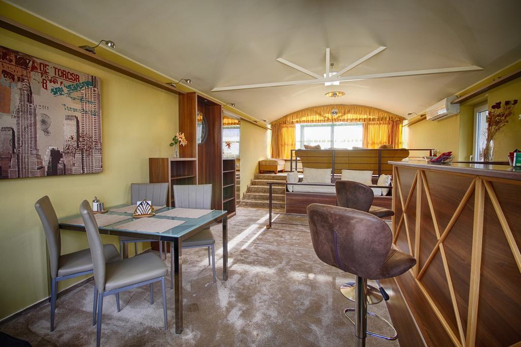 Panoramic With Roof Terrace With Jacuzzi Prag