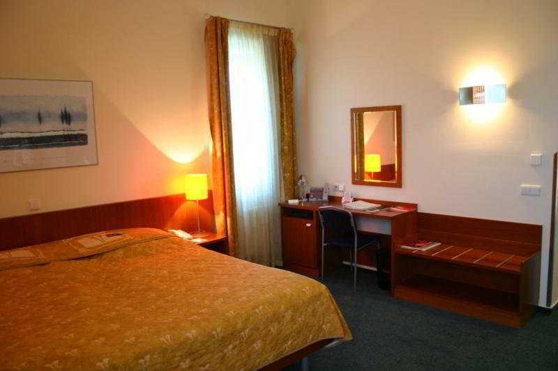 Ramada Airport 4*
