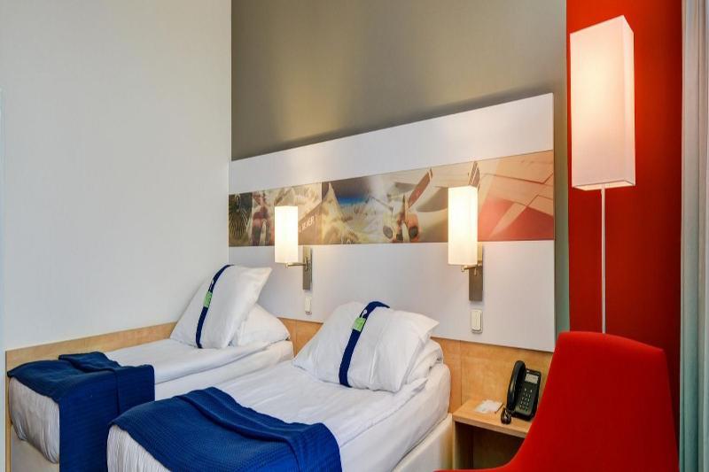 Holiday Airport By Ihg