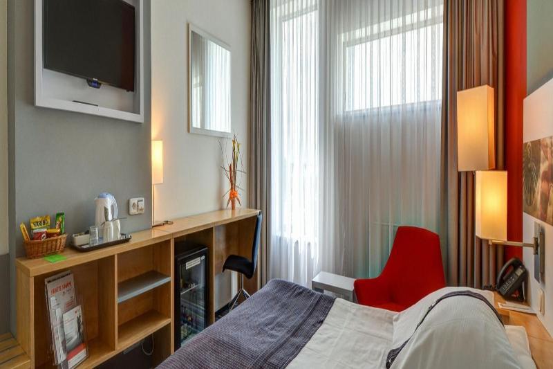 Holiday Airport By Ihg 4*