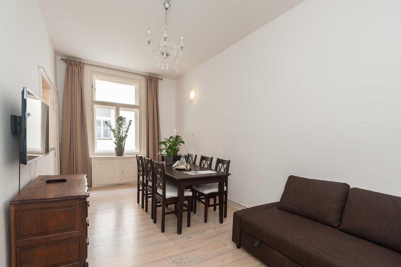 Old Town Apartment *