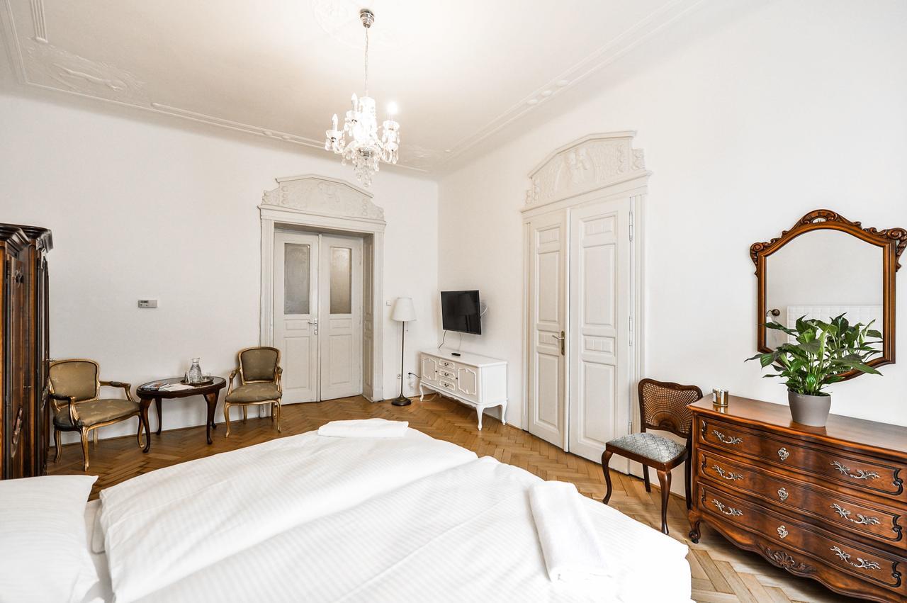 Old Town Apartment *