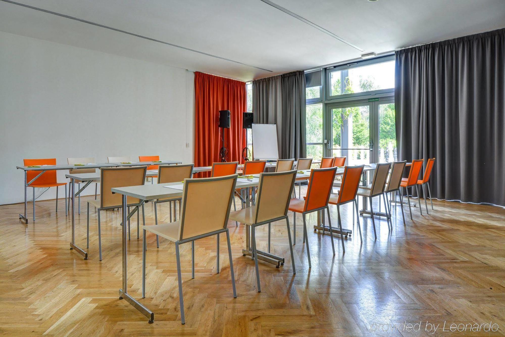Holiday Airport By Ihg Hotell 4*
