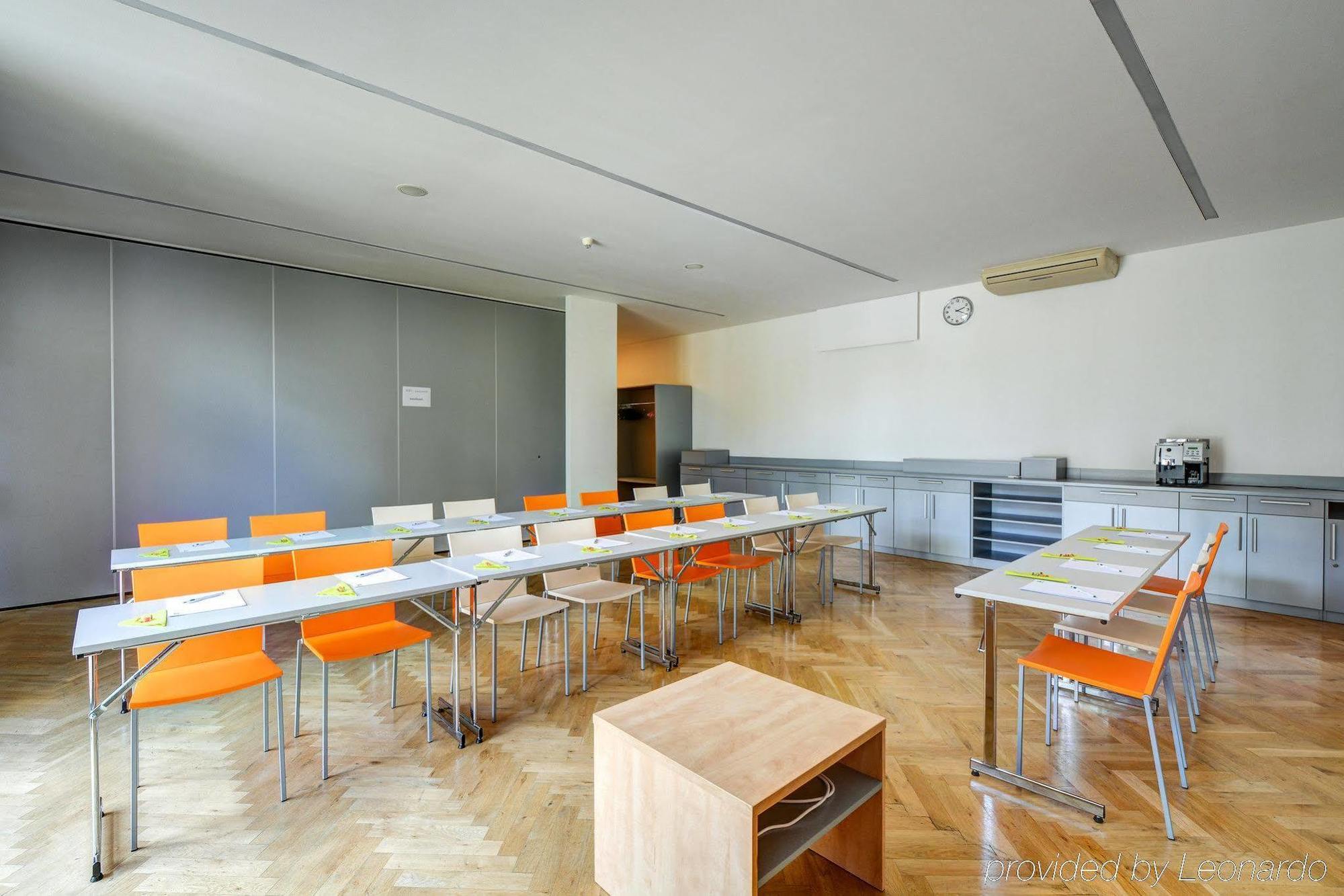 Holiday Airport By Ihg