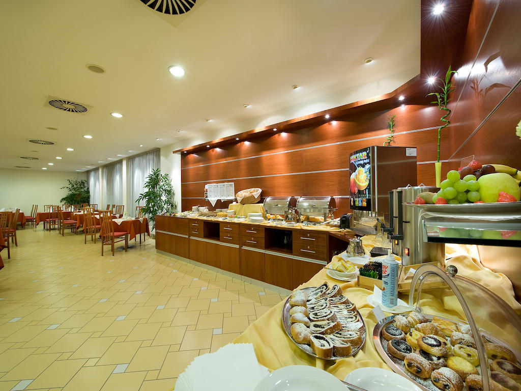 Ramada Airport Hotel 4*