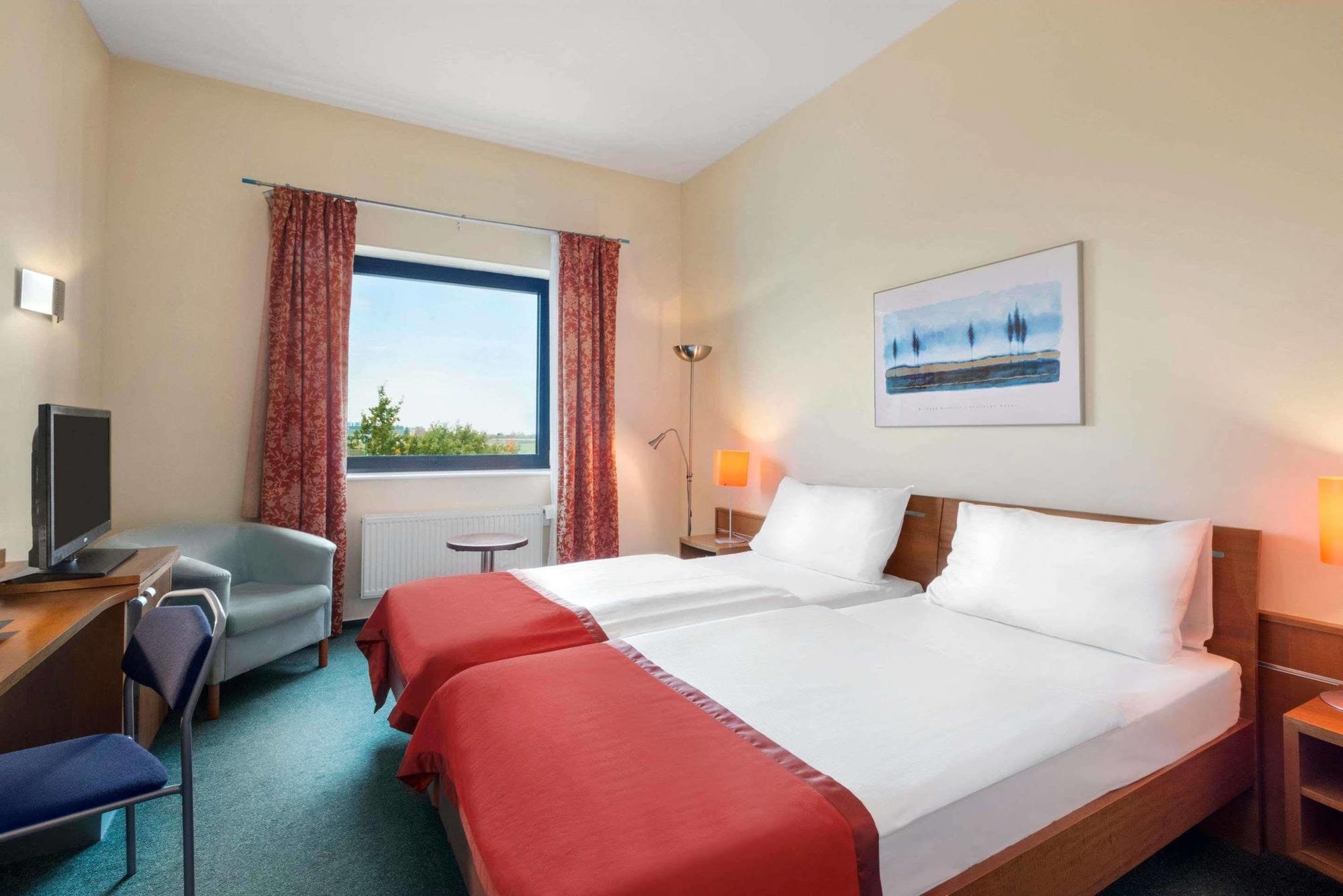 Hotel Ramada Airport 4*