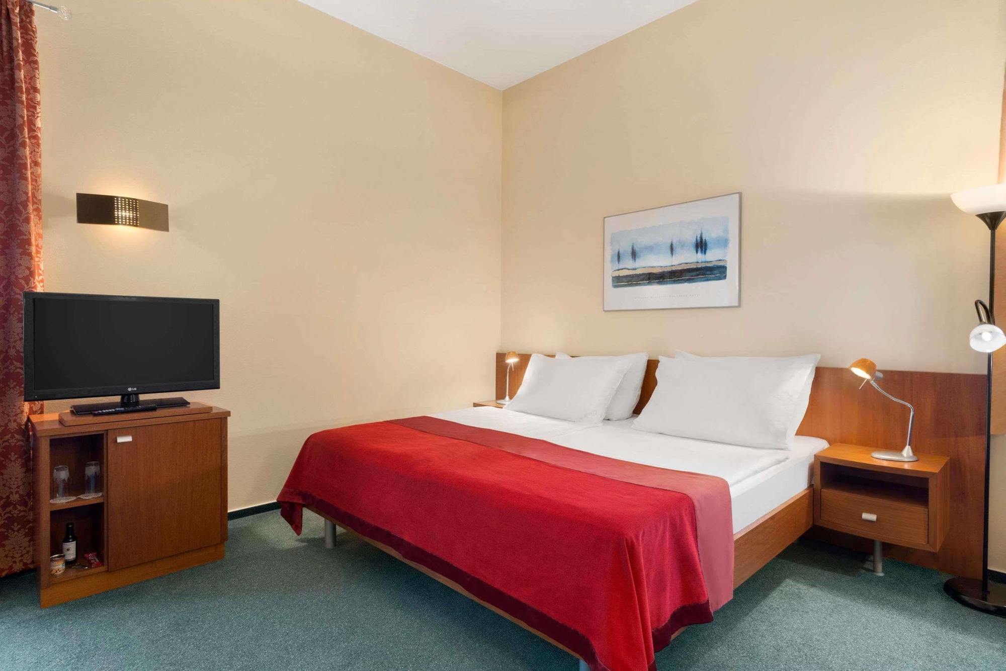 Ramada Airport 4* Prague