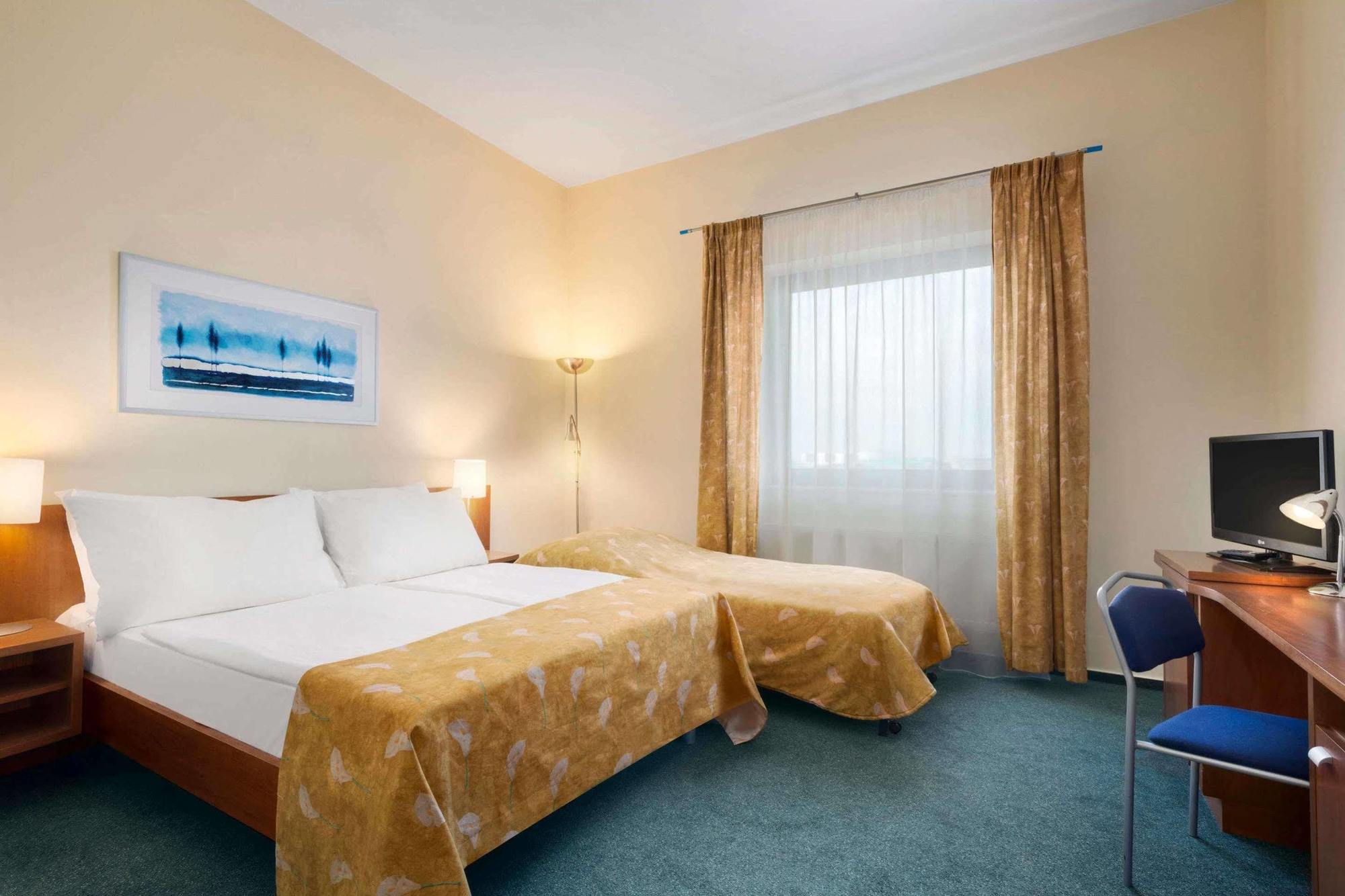 Ramada Airport Hotel Prague