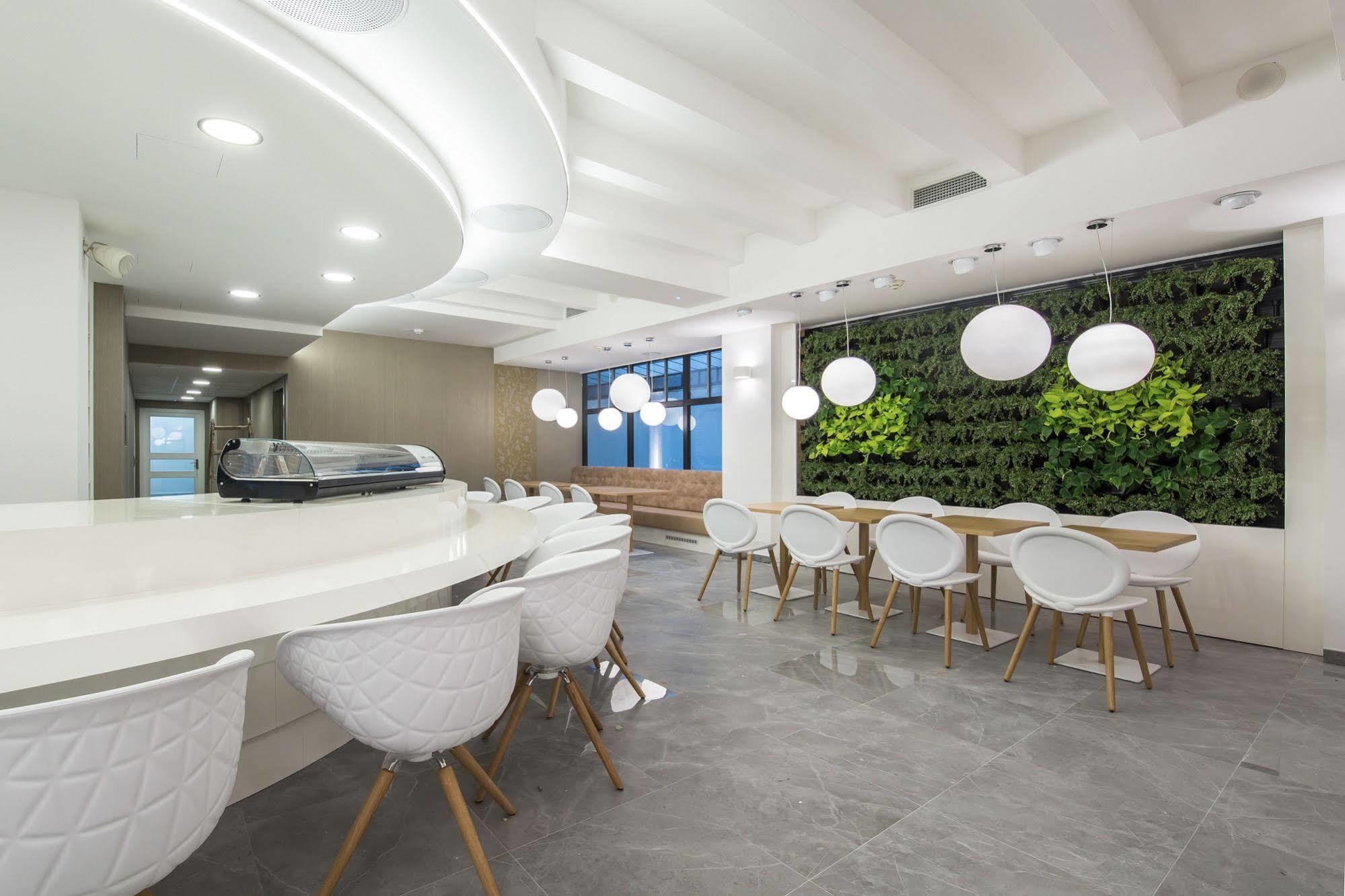 Merchants Crown Suites And Spa Hotel 5*