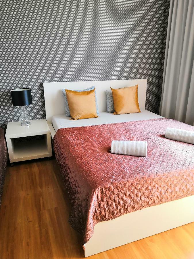 Golden Family Apartment