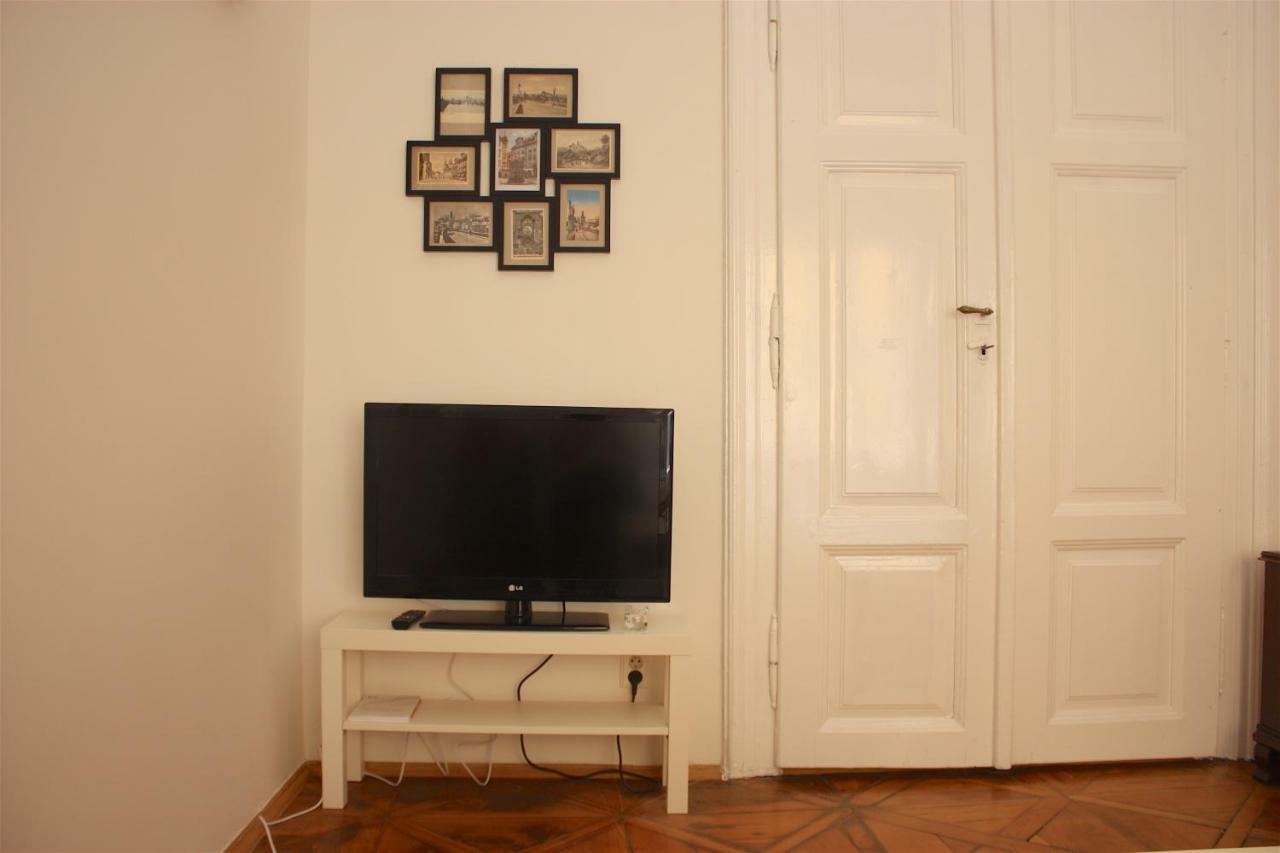 Spacious Charles Bridge Apt In The Heart Of * Prag