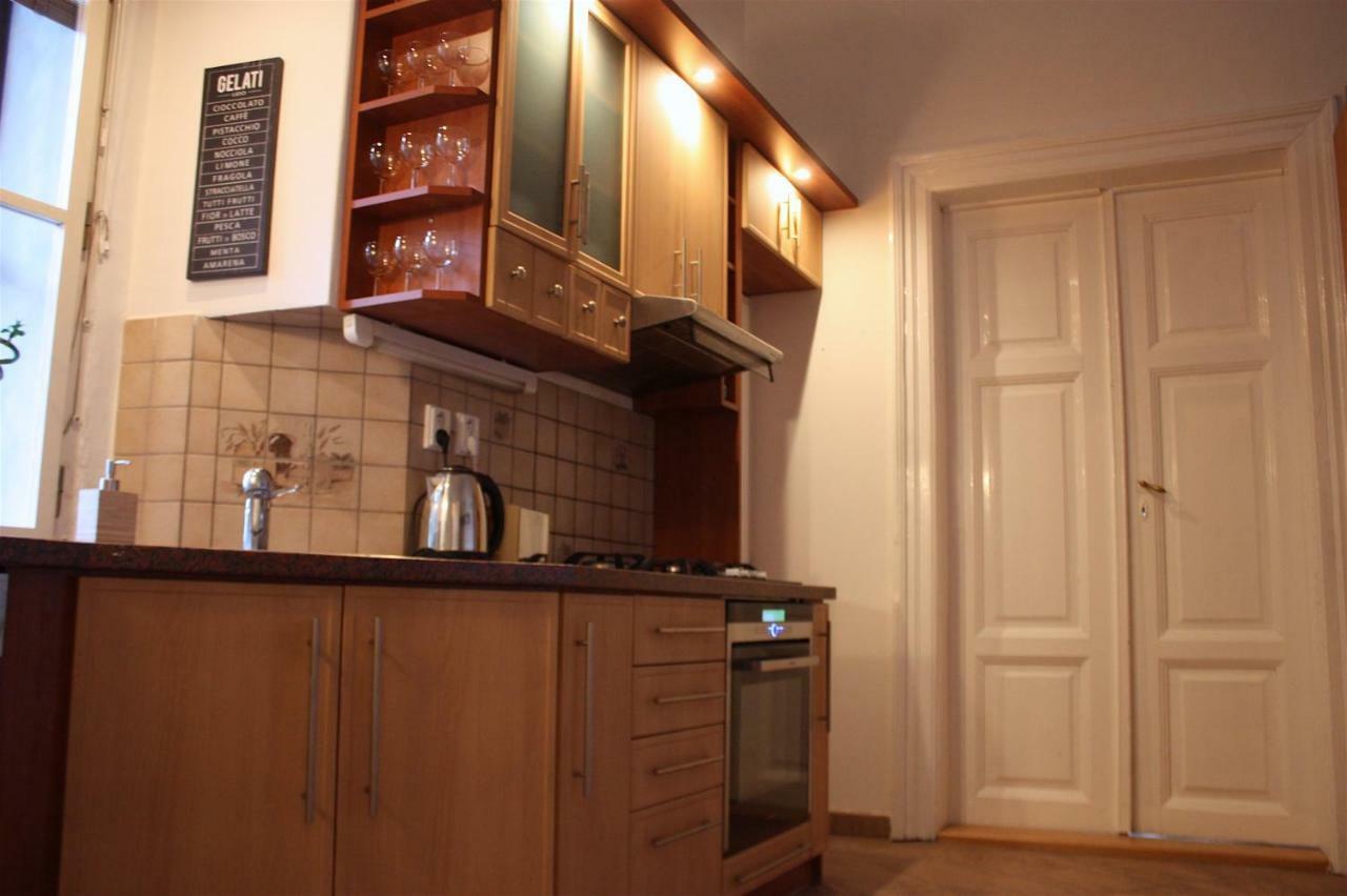 Spacious Charles Bridge Apt In The Heart Of Prag