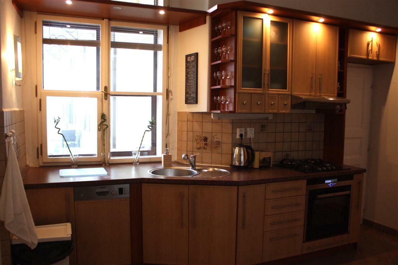 Spacious Charles Bridge Apt In The Heart Of Prag