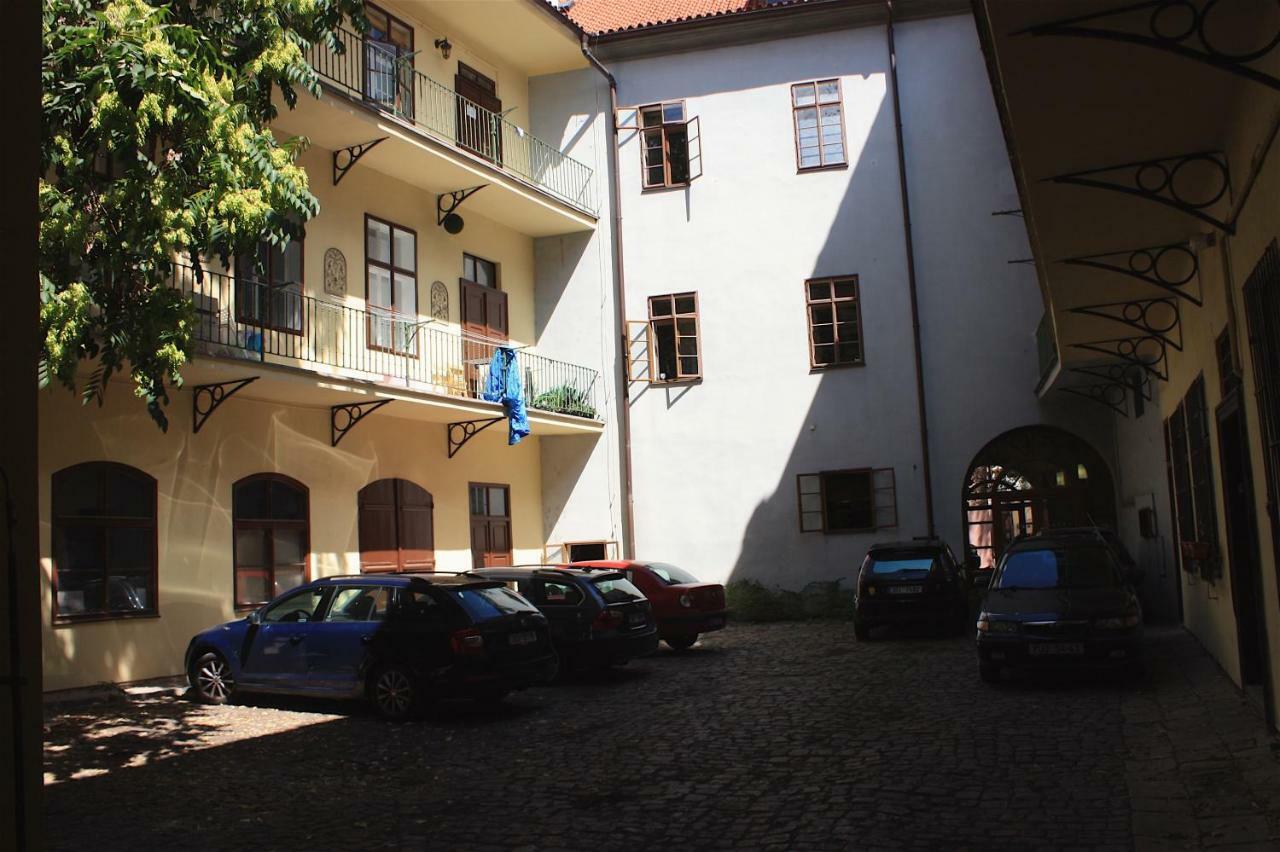 Spacious Charles Bridge Apt In The Heart Of Prag