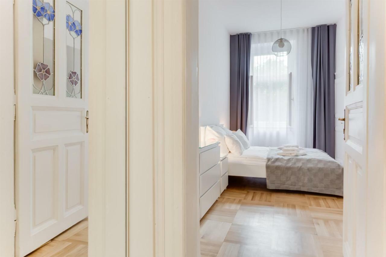 Apartmán The Dancing House Residence, Two Bedroom With Balcony Near River! Praha