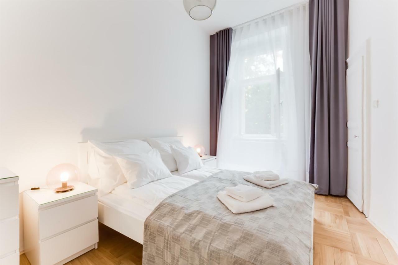 Apartmán The Dancing House Residence, Two Bedroom With Balcony Near River! Praha