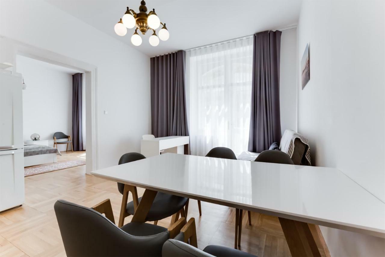 The Dancing House Residence, Two Bedroom With Balcony Near River! Apartmán