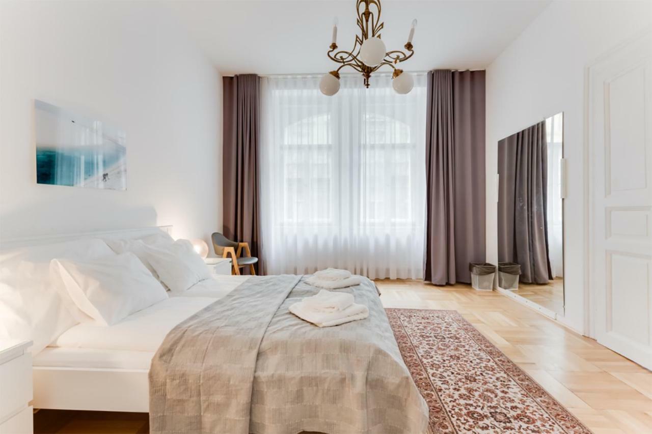 The Dancing House Residence, Two Bedroom With Balcony Near River! Apartmán *