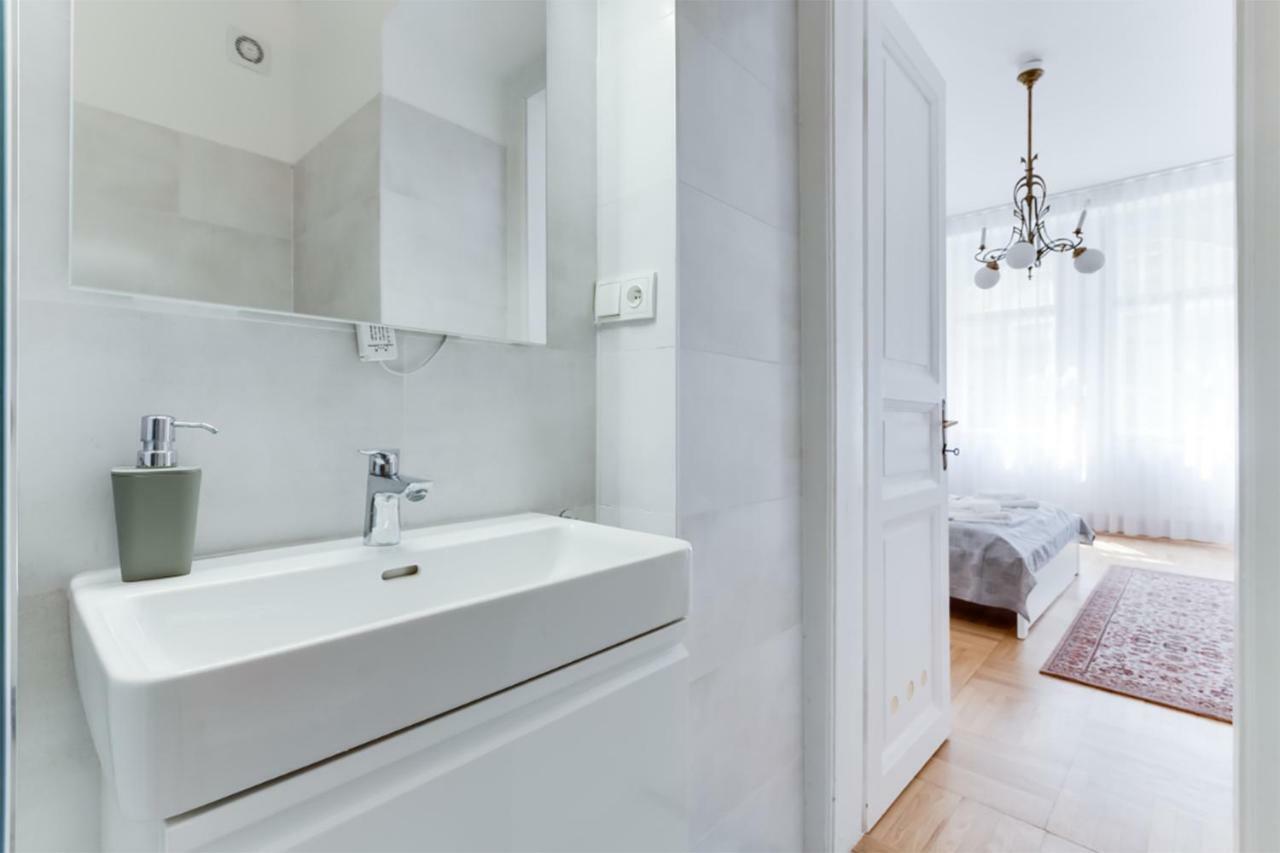 Apartmán The Dancing House Residence, Two Bedroom With Balcony Near River! *