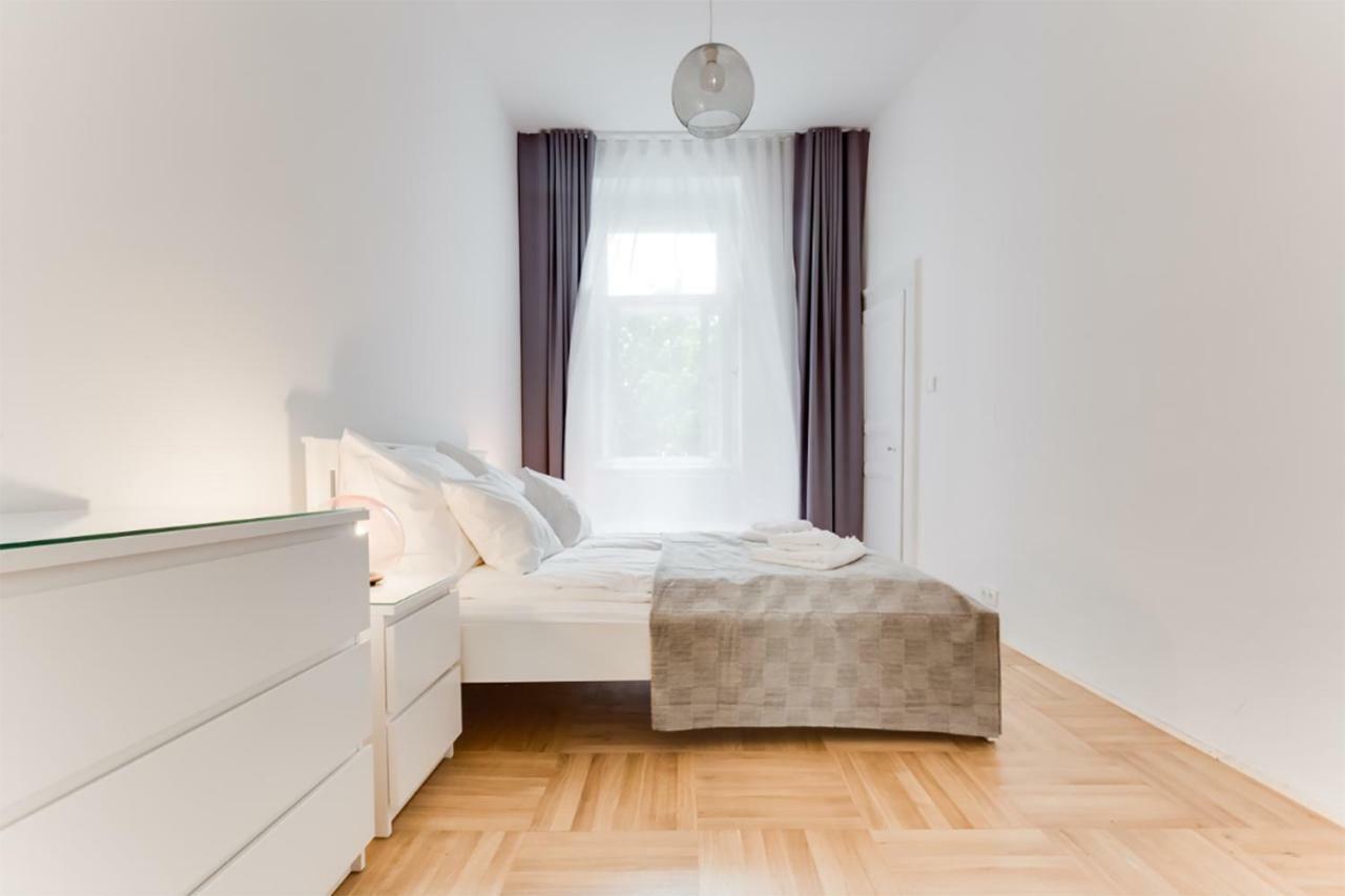 Apartmán The Dancing House Residence, Two Bedroom With Balcony Near River! Praha