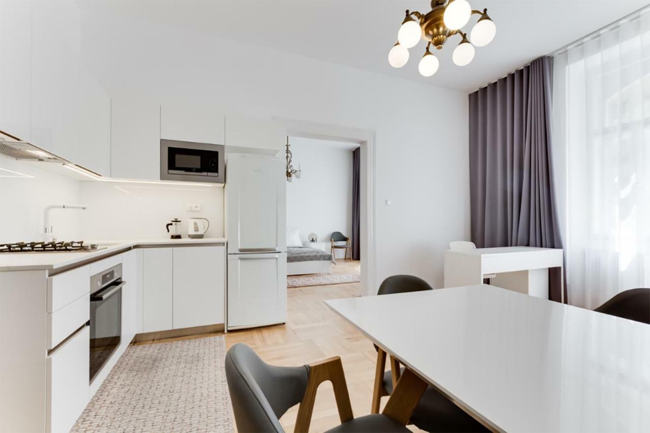 The Dancing House Residence, Two Bedroom With Balcony Near River! * Praha
