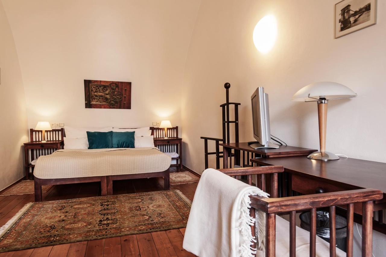 Domus Henrici 4*