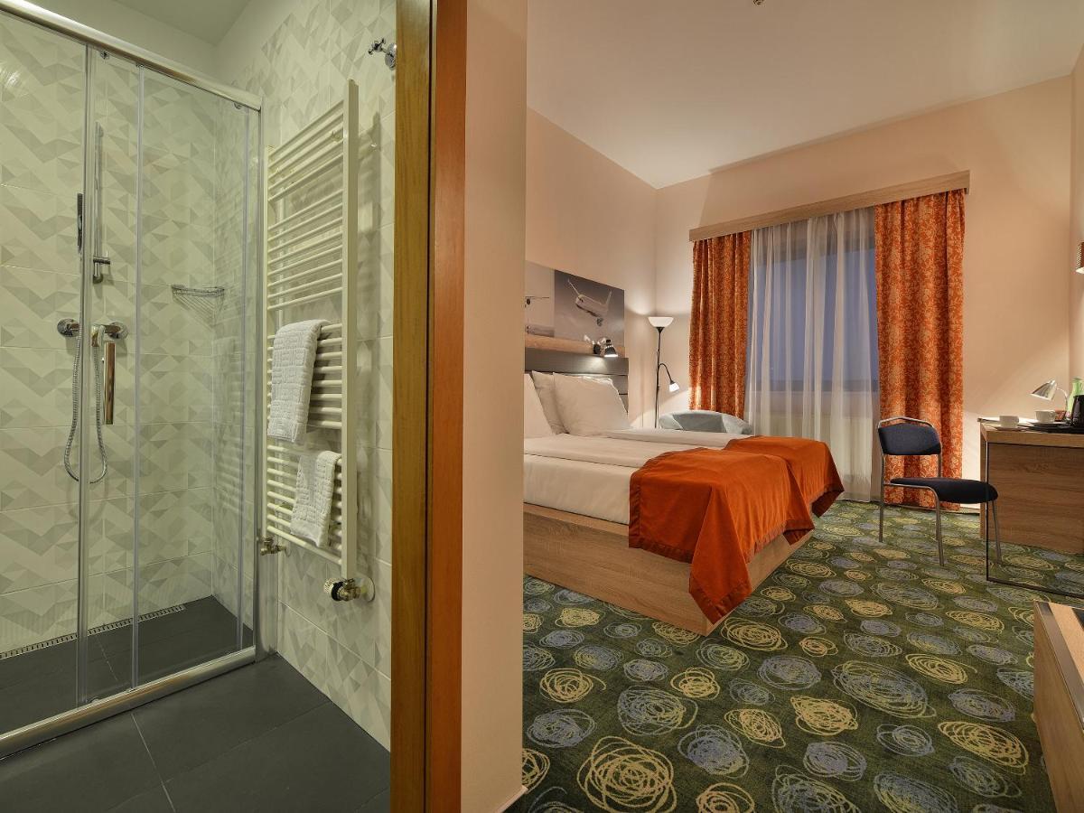 Hotel Ramada Airport 4*