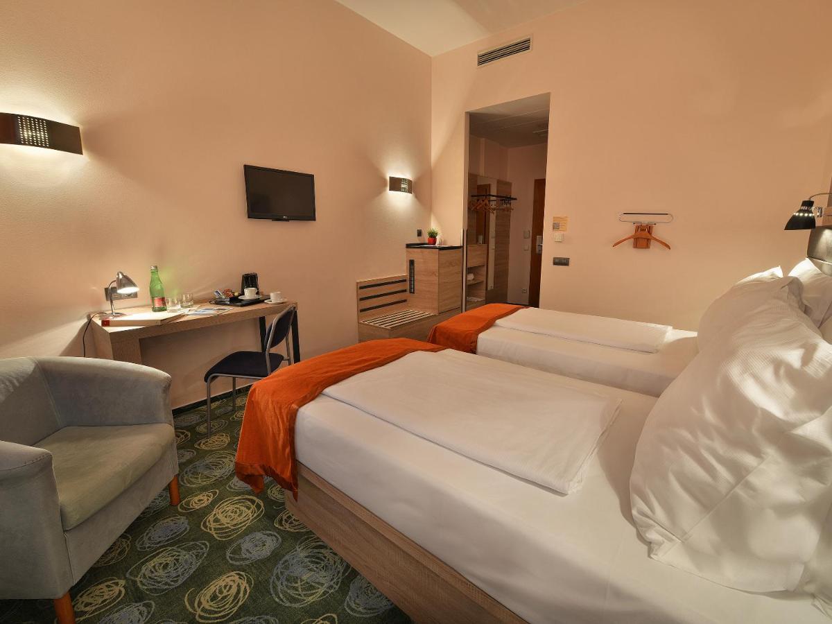 Ramada Airport Hotel 4*