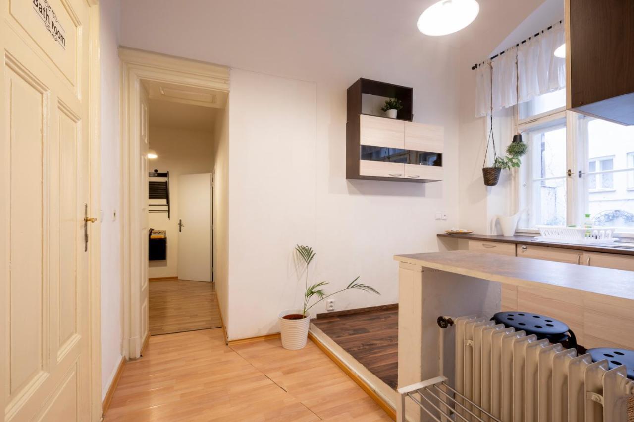 Friday Songs Apartment Prag
