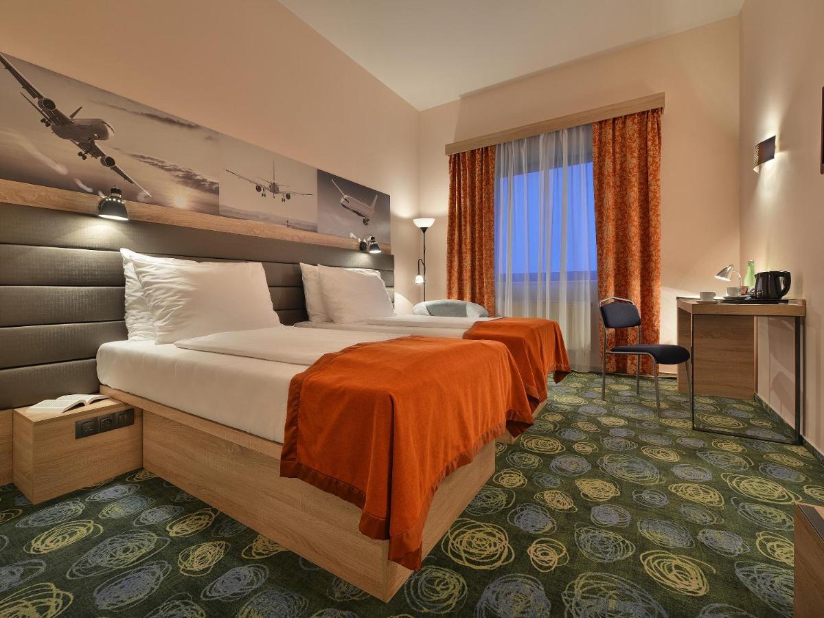 Hotel Ramada Airport 4*