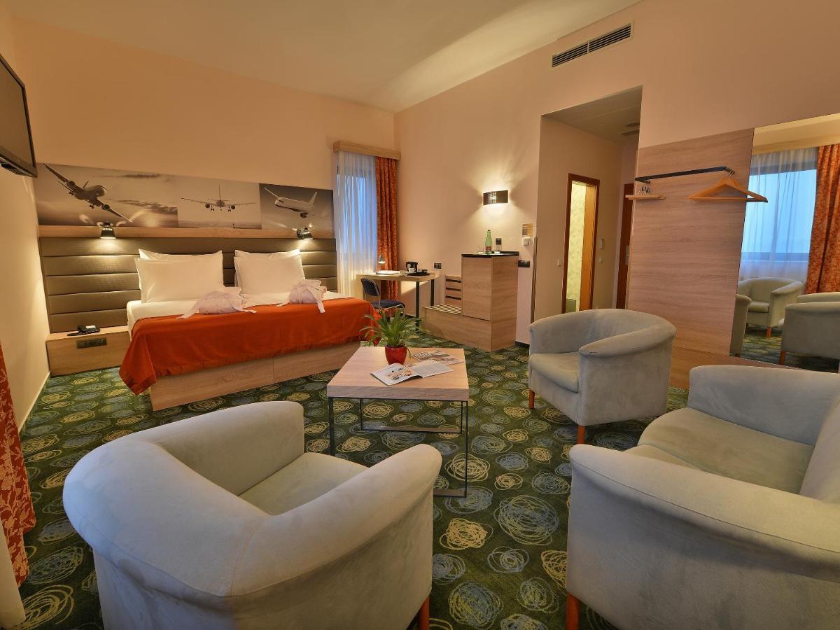 Ramada Airport Hotel 4*