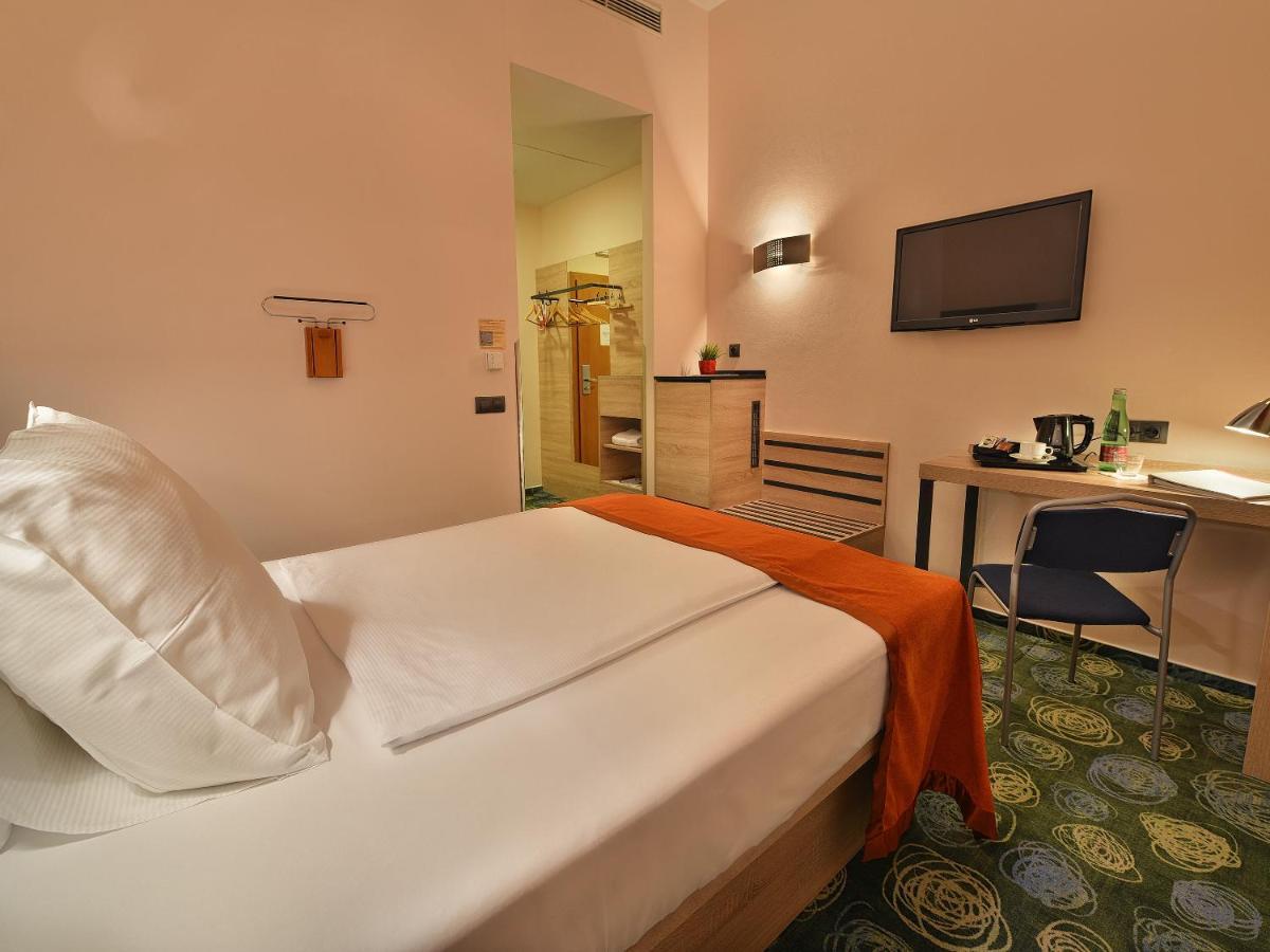 Ramada Airport 4*