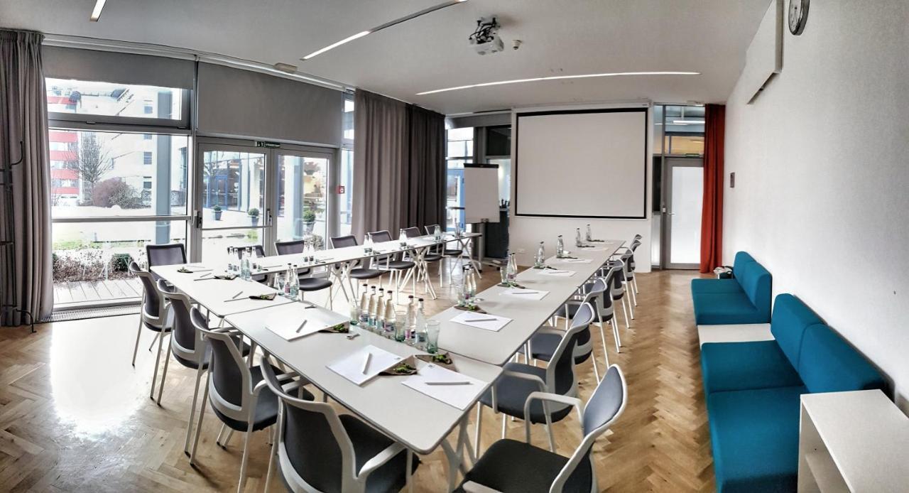 Hotell Holiday Airport By Ihg Prag
